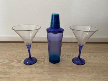 Tupperware cocktailshaker met twee cocktailglazen beschikbaar voor biedingen