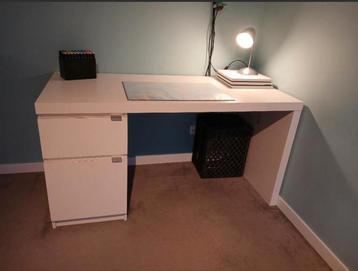 Een stevig bureau met lade en kastje.  beschikbaar voor biedingen