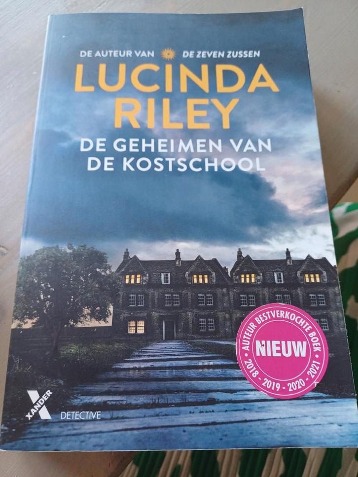 Lucinda Riley - De geheimen van de kostschool, Boeken, Literatuur, Zo goed als nieuw, Nederland, Ophalen of Verzenden