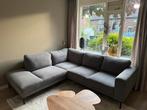 Grijze hoekbank Bronx Loods 5 | 1 jaar oud!, Huis en Inrichting, Banken | Complete zithoeken, Ophalen, Zo goed als nieuw