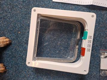 NIEUW klein hondenluikje beschikbaar voor biedingen