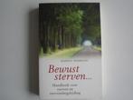 Bewust sterven... (8851/52-45), Ophalen of Verzenden, Gelezen, Achtergrond en Informatie