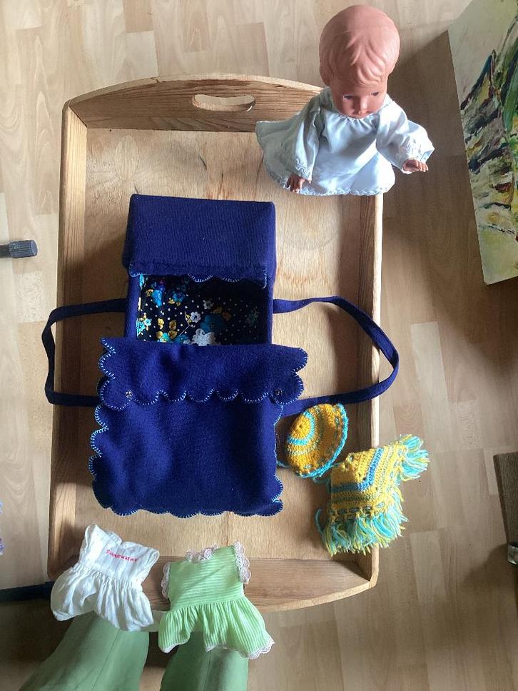 Handgemaakte poppenreiswieg met popjes, Verzamelen, Poppen, Zo goed als nieuw, Kleertjes, Ophalen