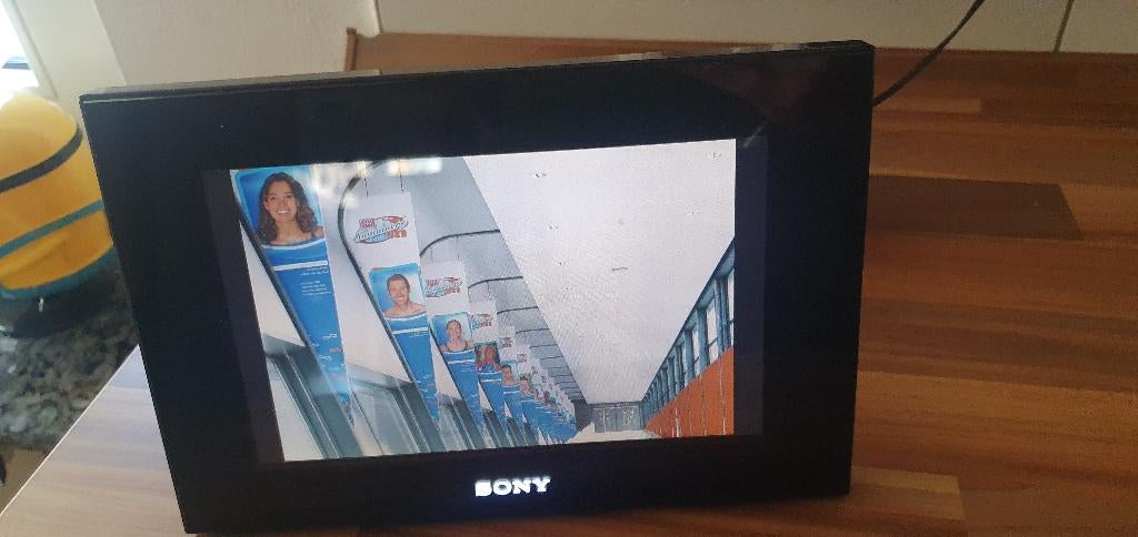 SONY digitale fotolijst, model DPF-D70 piano black, Audio, Tv en Foto, Fotografie | Digitale fotolijsten, Zo goed als nieuw, Kleiner dan 8 inch