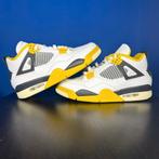 NIKE AIR JORDAN 4 RETRO VIVID SULFUR - maat 44, Kleding | Heren, Schoenen, Overige kleuren, Nike, Nieuw, Ophalen of Verzenden