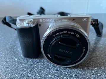 Sony alpha camera a6000 inclusief 2 lenzen in nieuwstaat ! beschikbaar voor biedingen