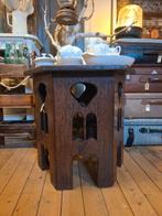 Bijzettafel met een 'brutalist-vibe'. Superstoer en massief, Stevig, 55 tot 75 cm, Eiken, Zwaar