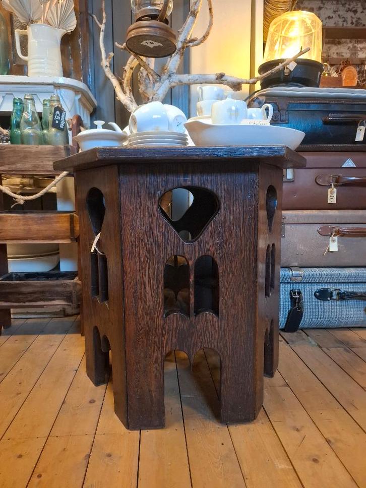 Bijzettafel met een 'brutalist-vibe'. Superstoer en massief, Huis en Inrichting, Tafels | Bijzettafels, Gebruikt, Overige vormen