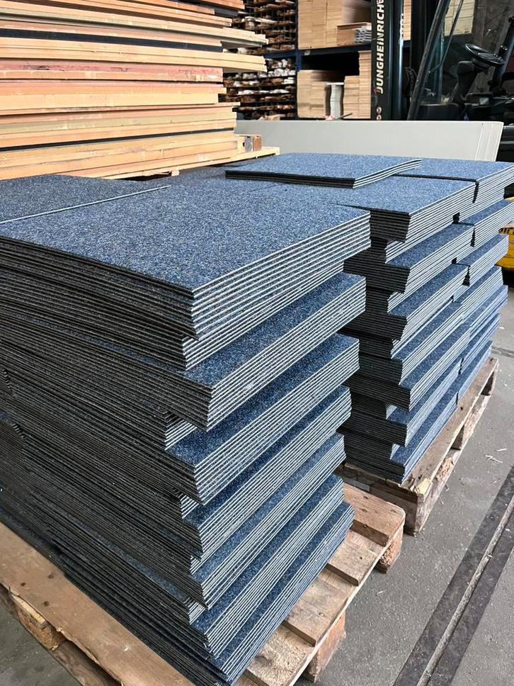 Gebruikte tapijttegels donkerblauw 60x60 1200 st €0,60, Doe-het-zelf en Verbouw, Platen en Panelen, Zo goed als nieuw, Ophalen