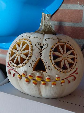 Halloween pompoen met gekleurd licht beschikbaar voor biedingen