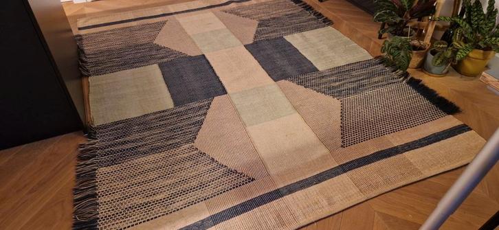 Mooi kleed van Sissy boy met geometrisch design, Huis en Inrichting, Stoffering | Vloerbedekking, Gebruikt, Tapijt, Beige, Bruin