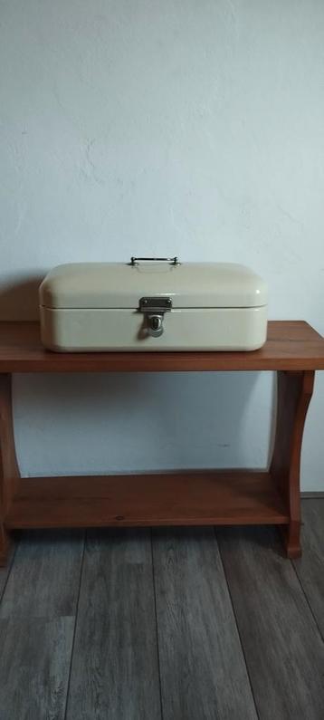 Emaille brooddoos wit en zeer netjes beschikbaar voor biedingen