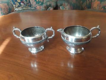 Old English verzilverde suikerpot en melkkannetje. beschikbaar voor biedingen