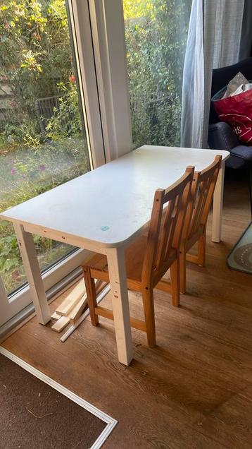 Speeltafel / kindertafeltje / bureautje met stoeltjes beschikbaar voor biedingen