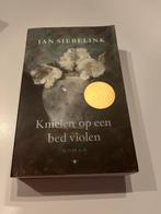 Knielen op een bed violen - Jan Siebelink, Ophalen of Verzenden, Gelezen, Nederland