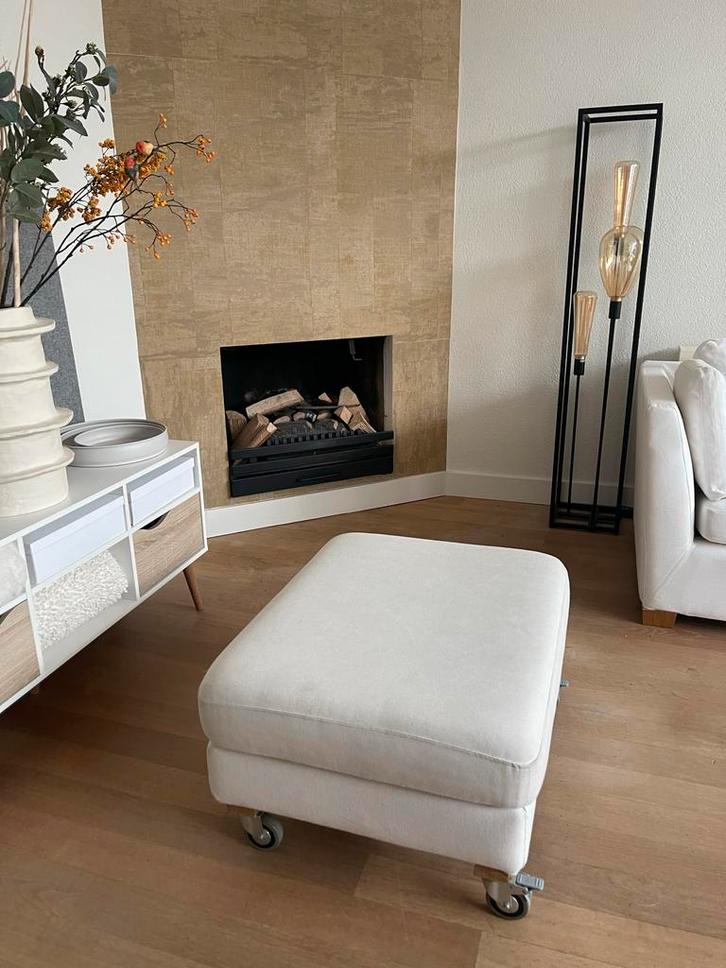 IKEA Karlstad Voetenbank / Hocker - Roomwit met Wieltjes, Huis en Inrichting, Banken | Voetenbanken en Poefen, Zo goed als nieuw