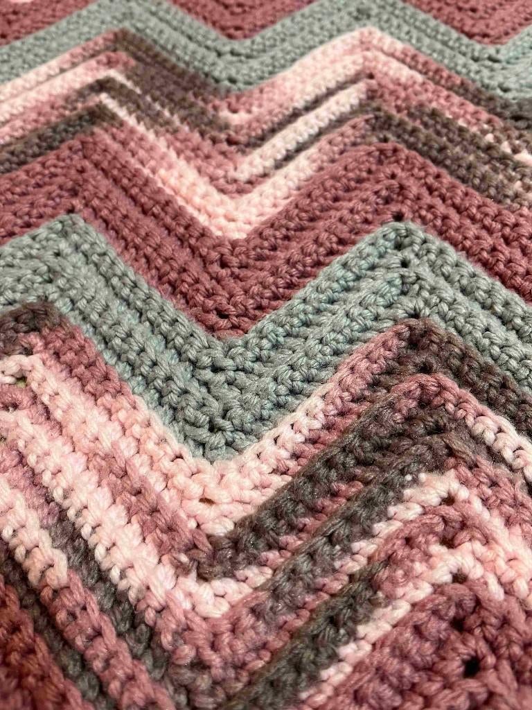 Granny woondeken kleed gehaakt roze grijs zigzag 168/136, Gebruikt, Etten-Leur, DJT@dejuistetoon.eu, Ophalen of Verzenden
