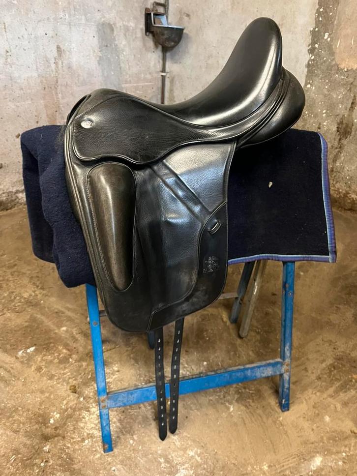 Dressuurzadel fairfax gareth 18 inch, Dieren en Toebehoren, Paarden en Pony's | Zadels, Dressuur, Ophalen of Verzenden