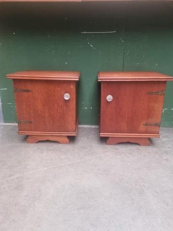 Set (2) jaren 60 nachtkastjes beschikbaar voor biedingen