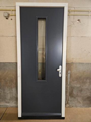 Geïsoleerde Voordeur met kozijn en DTS dorpel ( 93x 231) beschikbaar voor biedingen