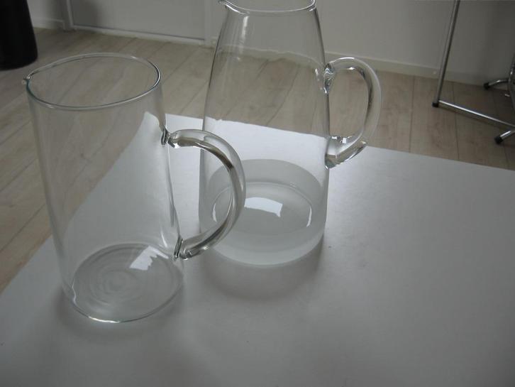 2 Glazen water kannen 20 24 cm hoog samen €5.00., Huis en Inrichting, Keuken | Servies, Zo goed als nieuw, Glas of Glazen, Glas