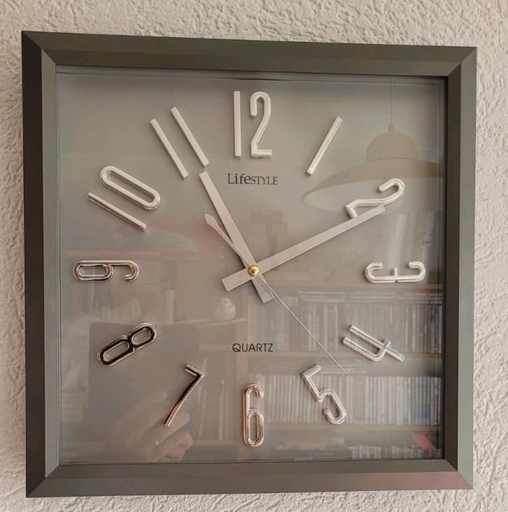 Digitale vierkante quarzklok merk "Lifestyle" kleur grijs, Huis en Inrichting, Woonaccessoires | Klokken, Zo goed als nieuw, Wandklok