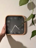 Mooie, vierkante wandklok met houten rand, Ophalen of Verzenden, Zo goed als nieuw, Analoog, Wandklok