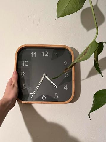 Mooie, vierkante wandklok met houten rand beschikbaar voor biedingen