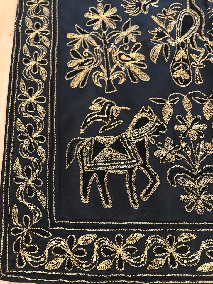 Prachtig geborduurde doek India 1.50x1.46, Antiek en Kunst, Kunst | Niet-Westerse kunst, Ophalen of Verzenden