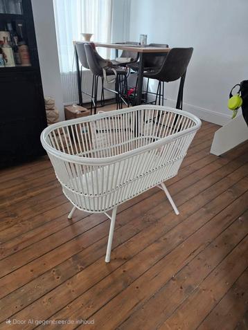 Wit geverfd baby wiegje. Eventueel ook met stok voor sluier  beschikbaar voor biedingen