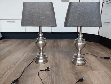 2 Sierlijke Lampen met Metalen Voet beschikbaar voor biedingen