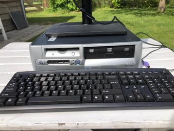 Vintage Windows98 computer beschikbaar voor biedingen