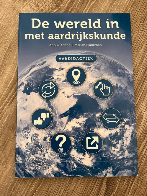 Anouk Adang - De wereld in met aardrijkskunde, Boeken, Wetenschap, Zo goed als nieuw, Ophalen of Verzenden