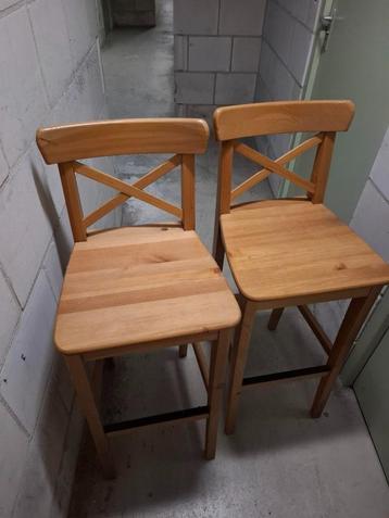 Houten barkrukken 2x beschikbaar voor biedingen