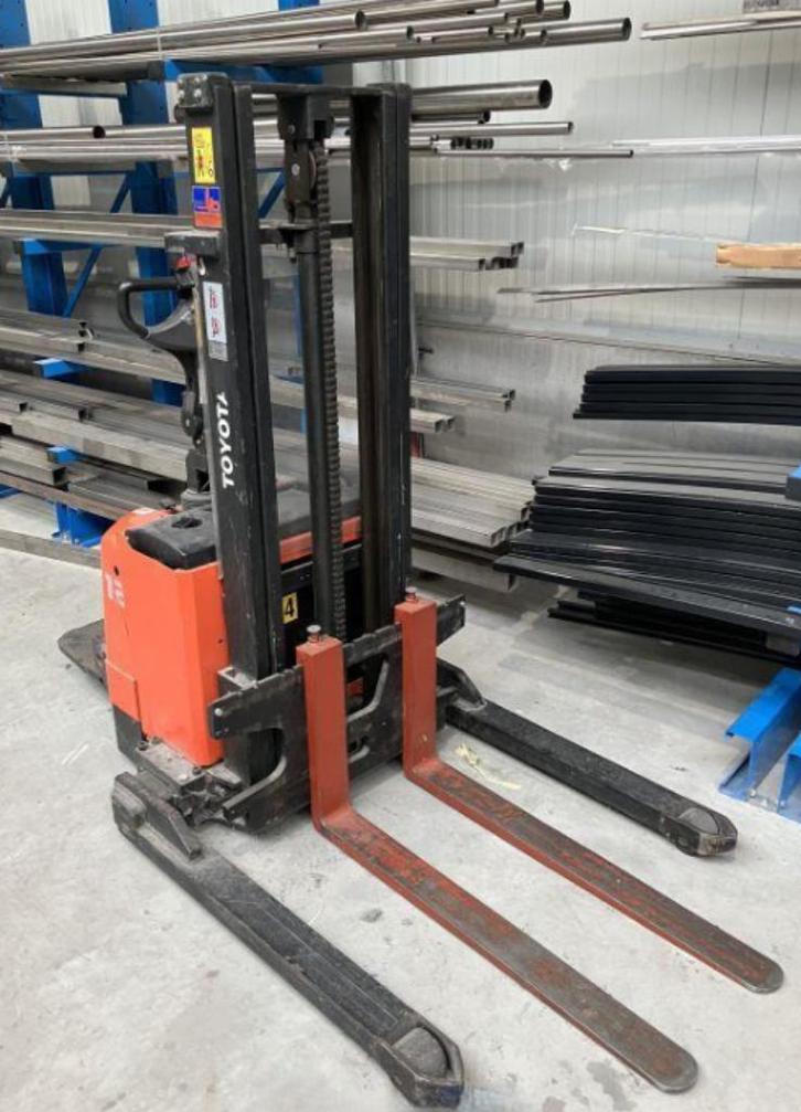 Defecte palletlifter, stapelaar Toyota 7SM12S met lader, Doe-het-zelf en Verbouw, Palletwagens en Pompwagens, Gebruikt, Ophalen