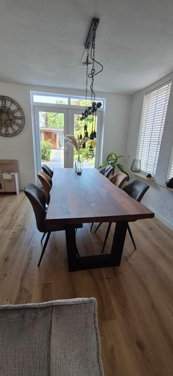 mooie tafel 240cm beschikbaar voor biedingen
