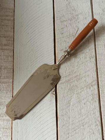 Vintage Taartschep met houten handvat beschikbaar voor biedingen