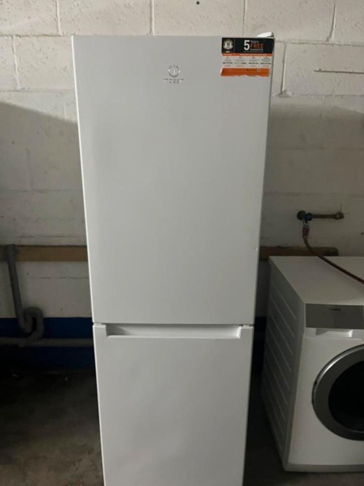 Indesit koelvriescombinatie inclusief bezorgen, Witgoed en Apparatuur, Koelkasten en IJskasten, Zo goed als nieuw, Met aparte vriezer