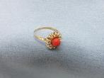 Gouden ring - (8 kt)  met koraal inleg - 1e helft - 20e eeuw, Sieraden, Tassen en Uiterlijk, Ringen, Gebruikt, 20 of groter, Ophalen of Verzenden