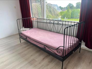 Éénpersoons bed beschikbaar voor biedingen