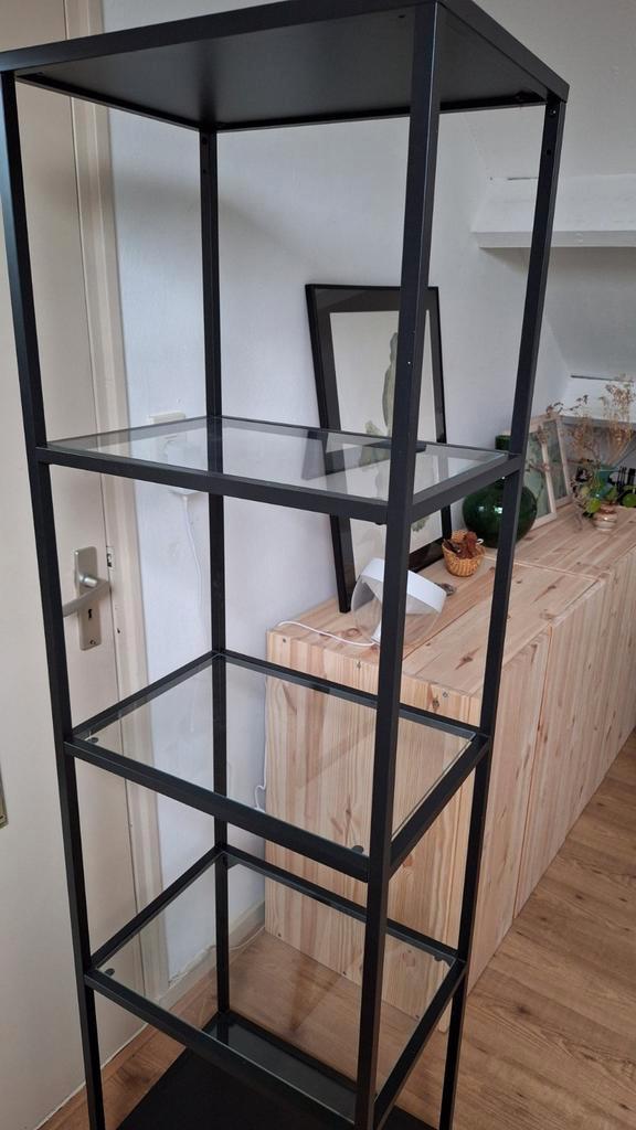 Zwarte Vittsjö stellingkast of vitrinekast Ikea, Huis en Inrichting, Kasten | Stellingkasten, Gebruikt, Ophalen
