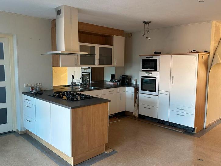 Hoekkeuken met kookeiland en inbouwapparatuur, Huis en Inrichting, Keuken | Complete keukens, Gebruikt, Hoekkeuken, Wit, Kunststof