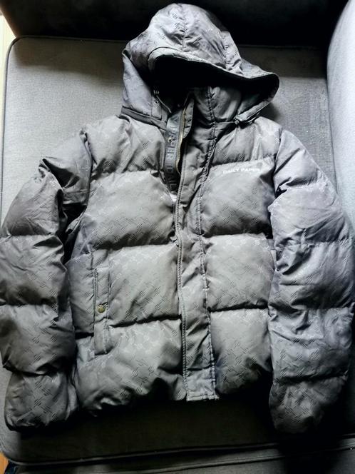 Daily Paper Monogram Puffer Jas M – Gunmetal Grijs – Authent, Kleding | Heren, Jassen | Winter, Zo goed als nieuw, Maat 48/50 (M)