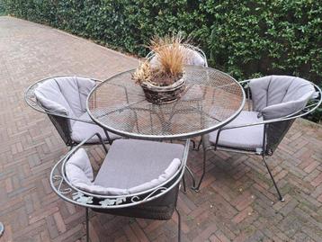 Metalen ronde Tuintafel set met  Stoelen + Kussens beschikbaar voor biedingen