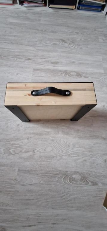 Nachtkastje beschikbaar voor biedingen