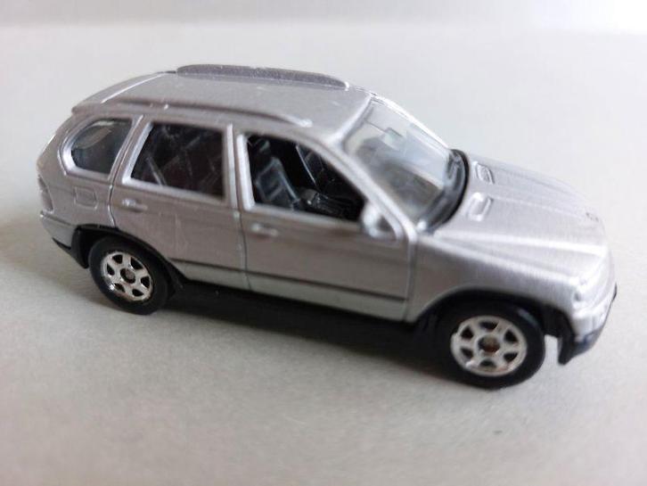 BMW X5 van Welly in zilvergrijs schaal 3 inch nummer 2057, Hobby en Vrije tijd, Modelauto's | Overige schalen, Zo goed als nieuw