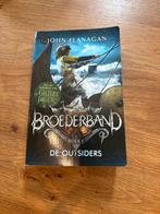 Broederband Boek 1: De Outsiders - John Flanagan, Ophalen of Verzenden, Gelezen, John Flanagan