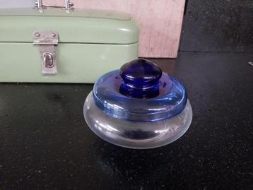 oma's brocante glazen bonbon schaaltje met blauwe deksel beschikbaar voor biedingen