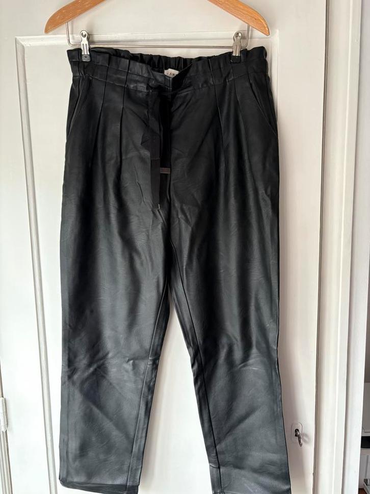 Zwarte immitatie leren broek Six Ames mt 42, Kleding | Dames, Broeken en Pantalons, Zo goed als nieuw, Maat 42/44 (L), Zwart, Lang