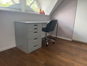 Massief houten bureau te koop lichtgrijs beschikbaar voor biedingen